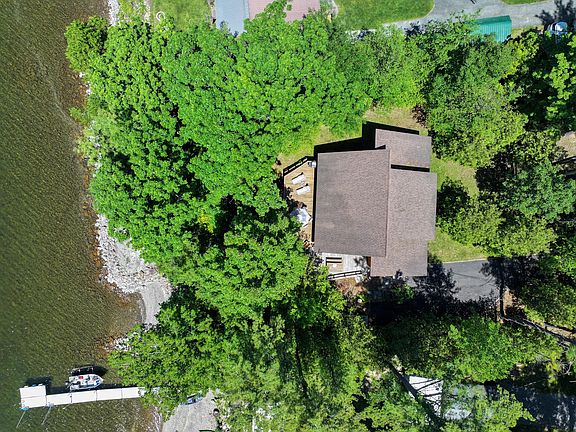 3rd image of 381 Corlear Dr