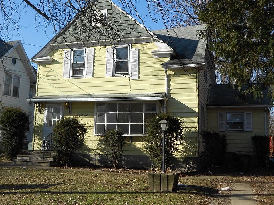 1st image of 124 E 8th St