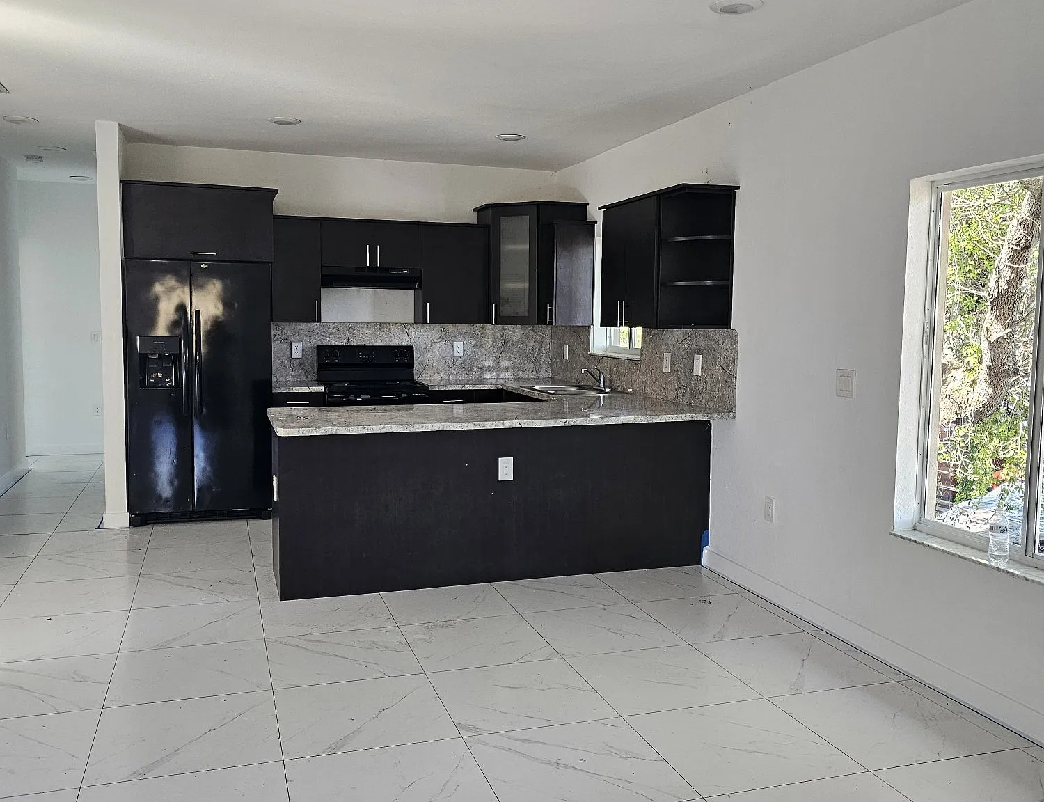 5 bed, 2.0 bath, $3,700 — Photo 2