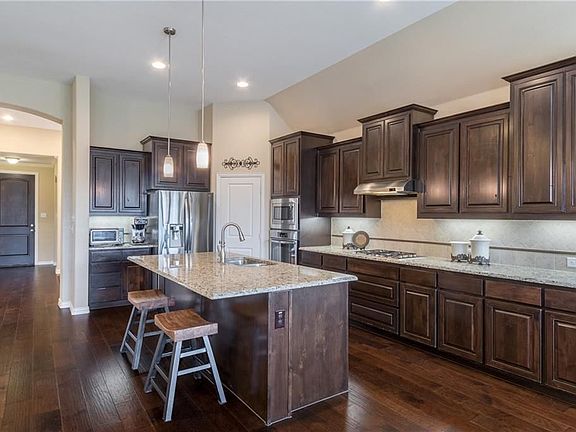 5th image of 2318 Jackson Dr