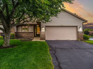 2070 Lakeview Dr #27, Zeeland, MI 49464