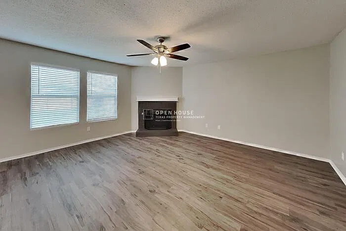 3 bed, 2.5 bath, 2132 sqft, $2,150 — Photo 3