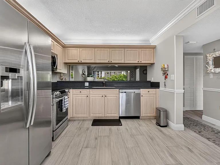 275 Palm Ave #D — Photo 15