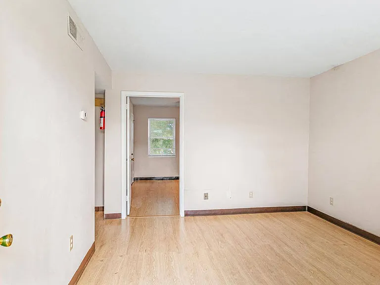 Walnut Street Apartments — Photo 12