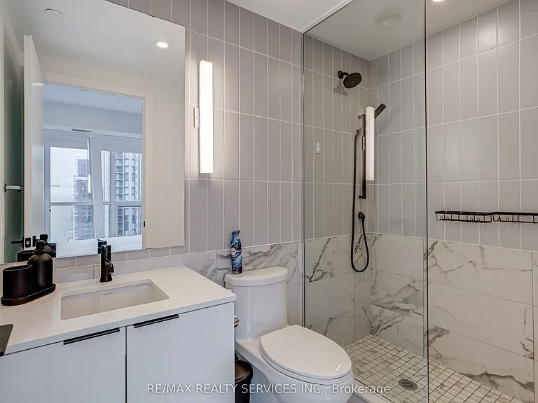 327 King St W #4106 — Photo 26