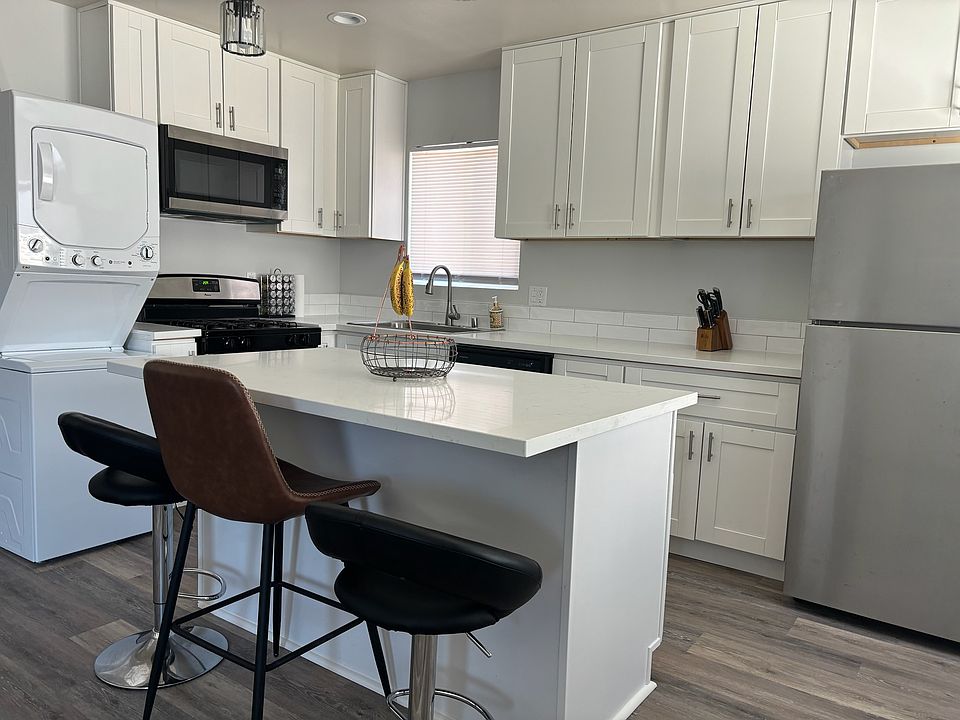 Kitchen and w/d