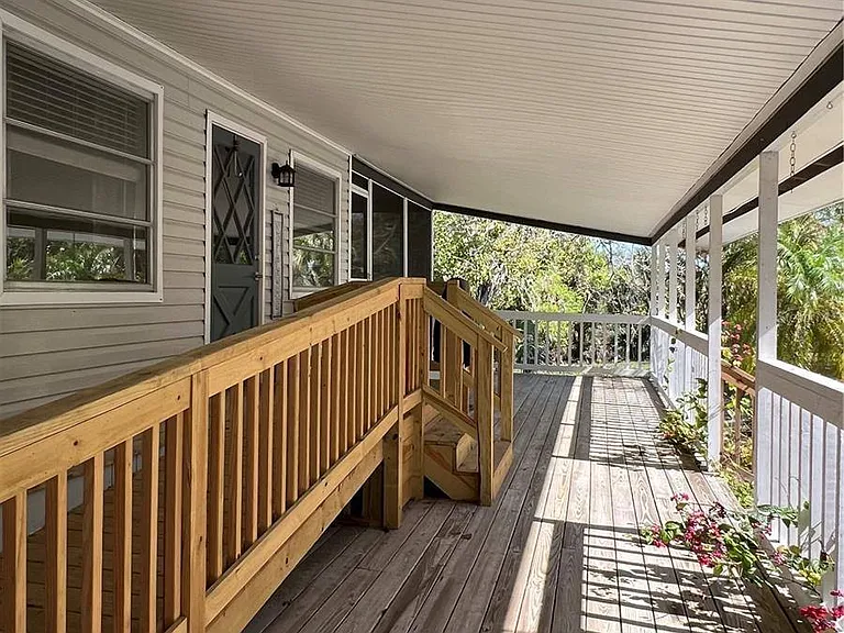50 Palm Dr — Photo 2