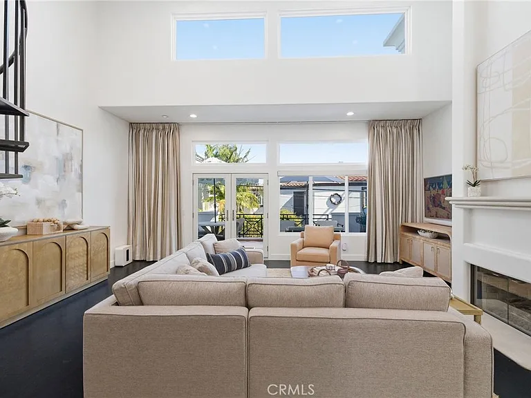 720 Manhattan Beach Blvd — Photo 2