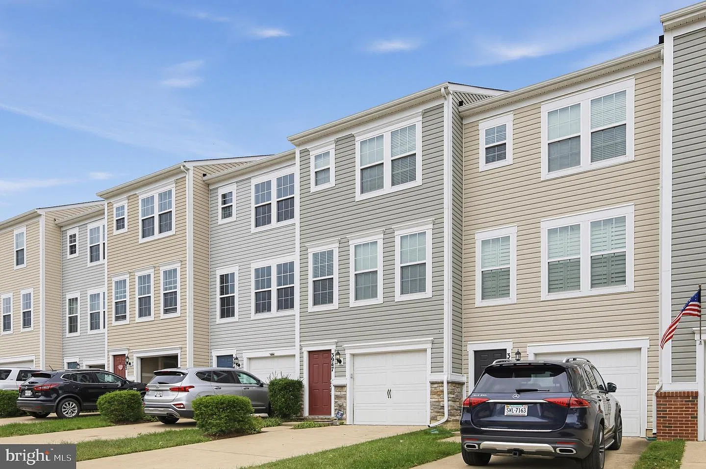 3 bed, 3.5 bath, 1755 sqft, $3,000 — Photo 2