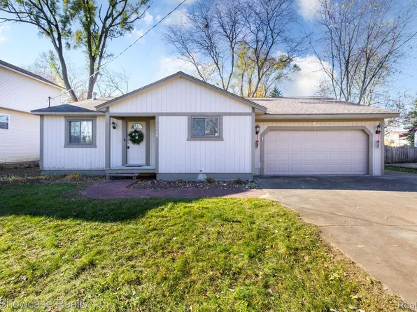 1170 Fairview Dr, White Lake, MI 48386