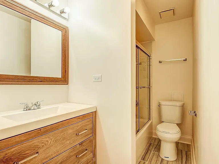 Emerald Court Apartments — Photo 24