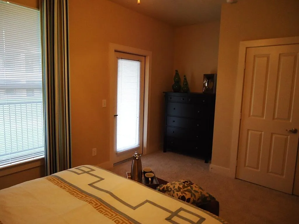 1 bed, 1000 sqft, $1,050 — Photo 4