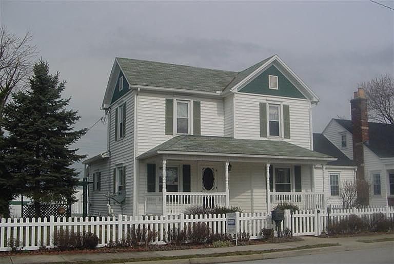 1st image of 715 Salem St