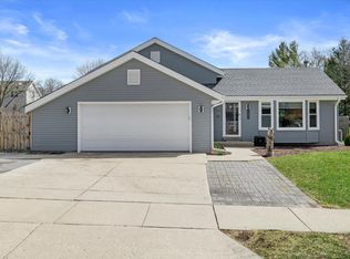 1915 Cliff Alex Ct N, Waukesha, WI 53189
