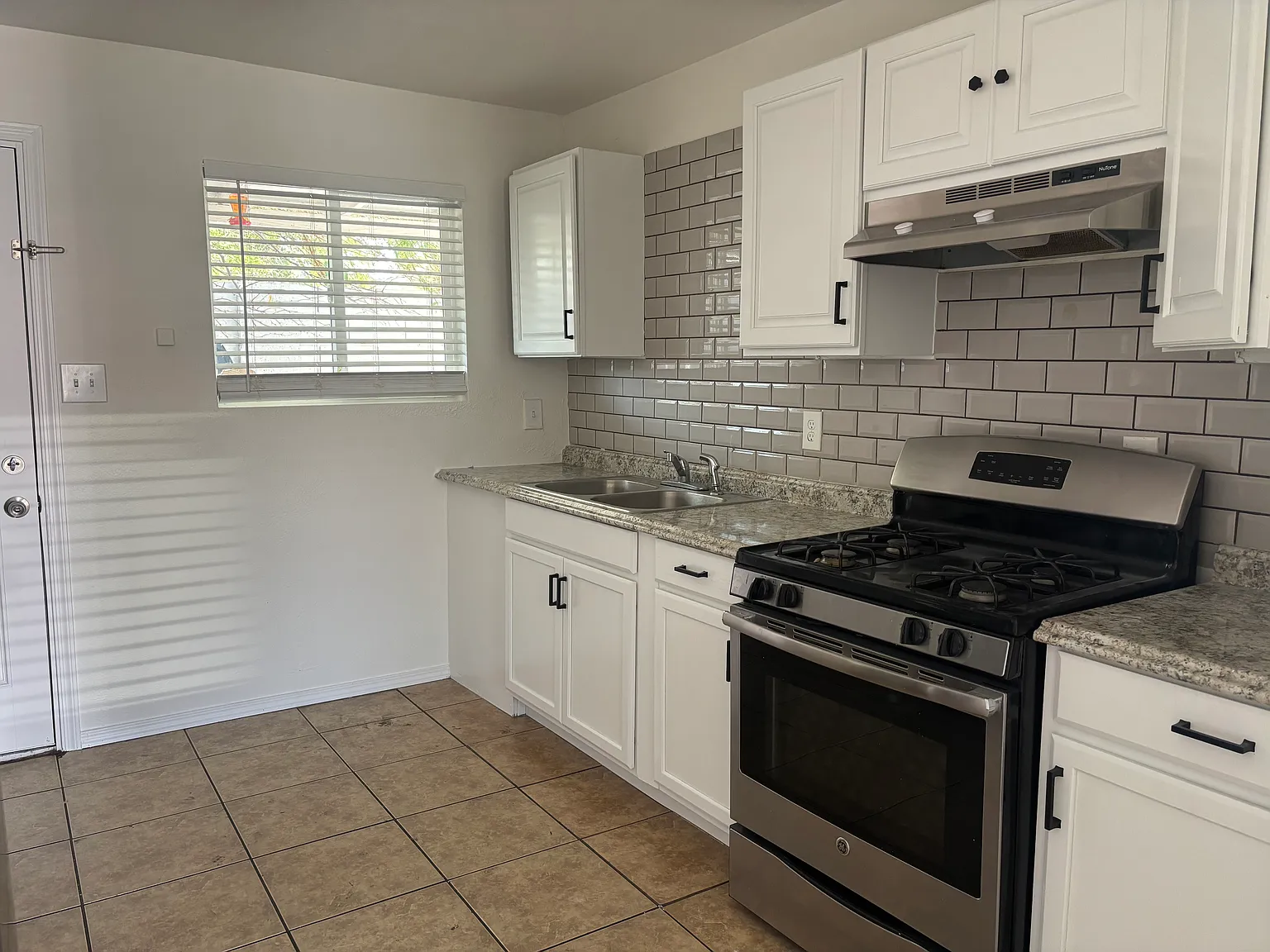 2206 E Portland St — Photo 3
