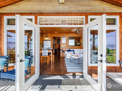 7976 Possession Beach Walk, Clinton, WA, 98236
