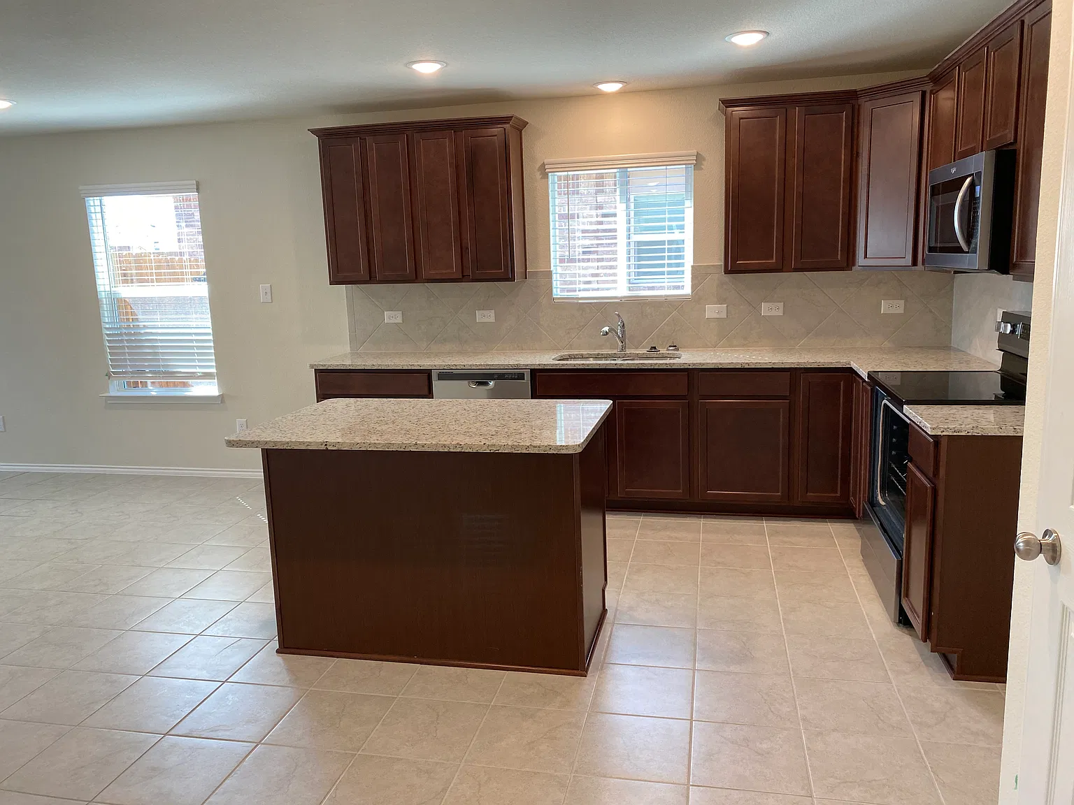 4 bed, 1960 sqft, $2,700 — Photo 2