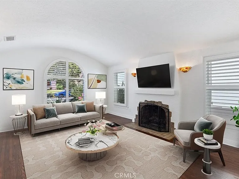 5466 Templeton St — Photo 2