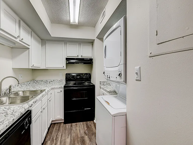 Stonehedge Apartments — Photo 20