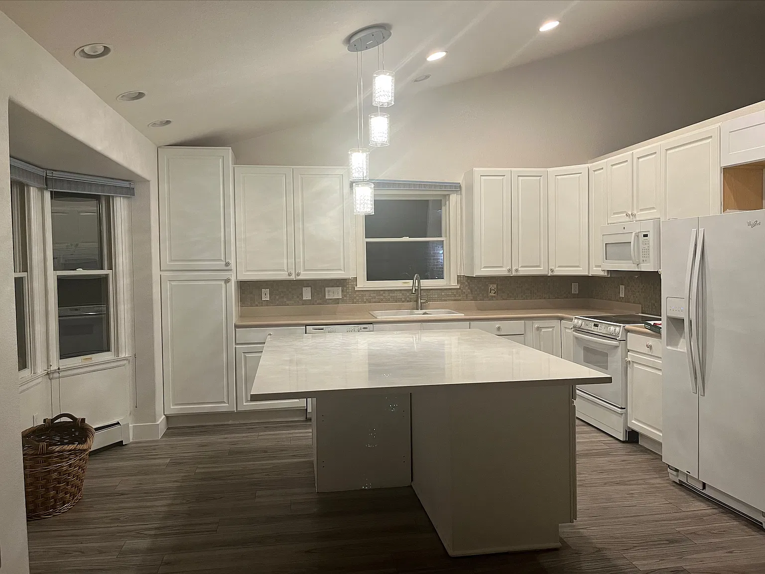 6 bed, 3300 sqft, $3,900 — Photo 2