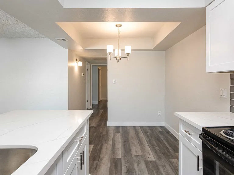 Camelback Cove Apartments — Photo 8