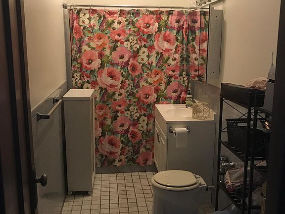 5th image of 1518 W Berteau Ave #3