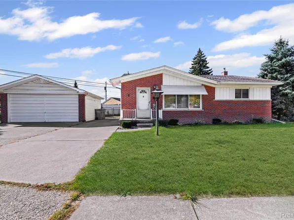 31495 Lyons Cir E, Warren, MI 48092