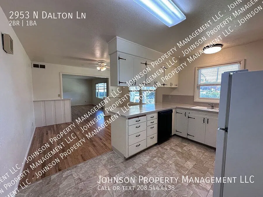 Dalton Lane Duplex, Spacious 2-Bed with Huge Shared Yard and Fireplace! — Photo 4