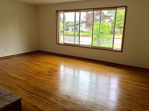 5th image of 1182 NE Hawthorne Ave