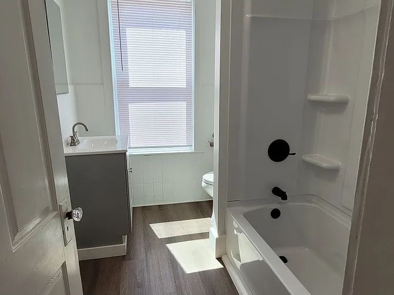 565 W Market St — Photo 12