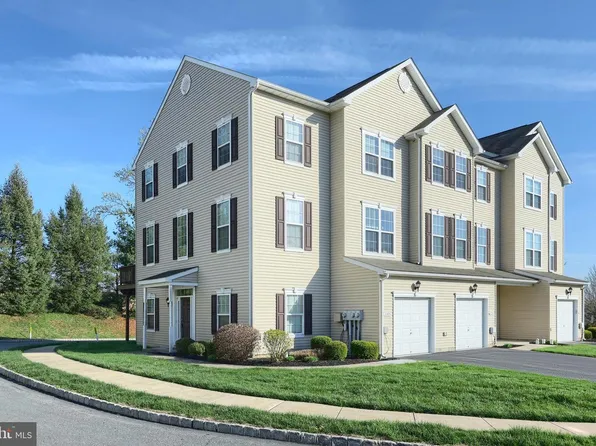 2305 Sunny Hill Cir #2305, York, PA 17406
