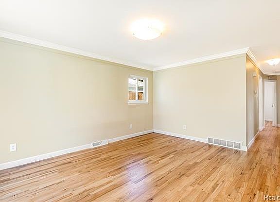 4th image of 15378 Woodbine