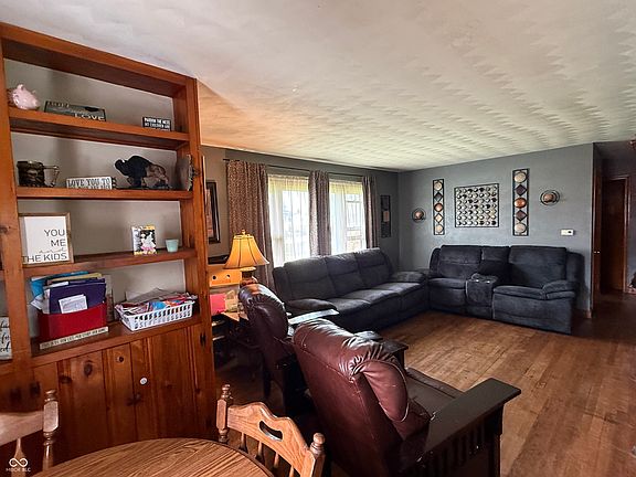 3rd image of 117 E Barachel Ln
