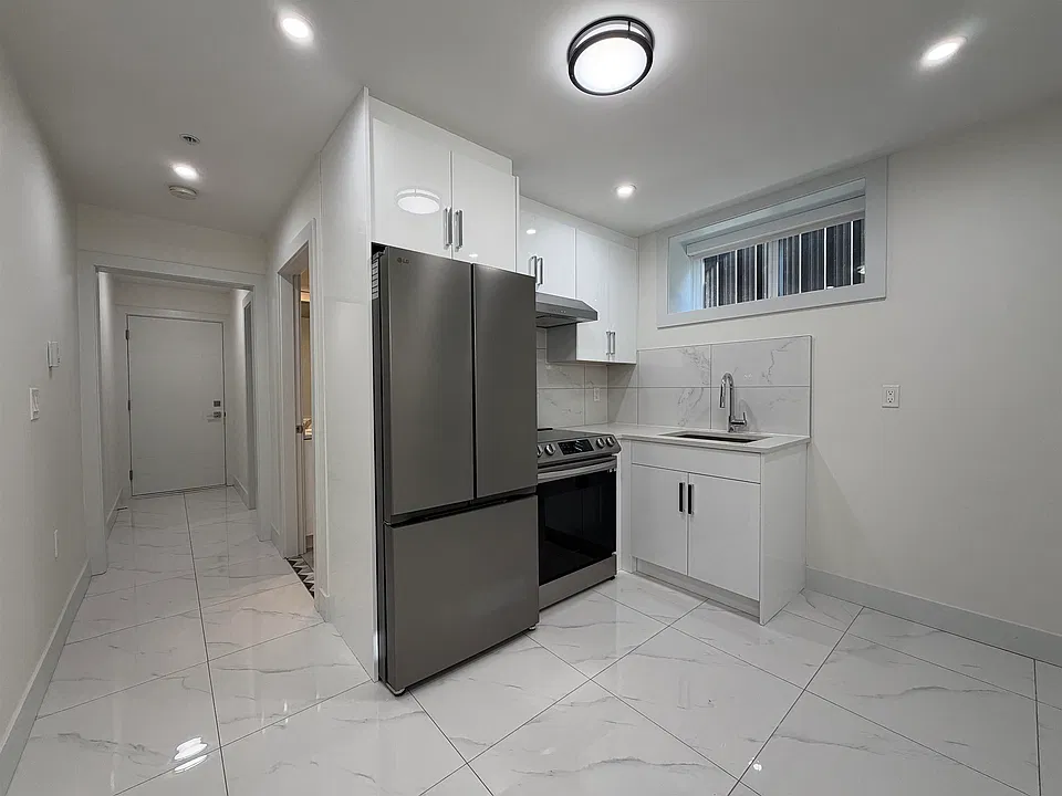 1052 E 50th Ave