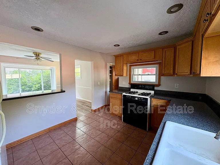 605 Sackett Ave — Photo 15