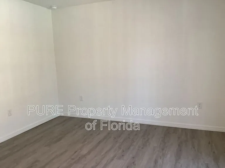 710 NE 4th St #102 — Photo 8