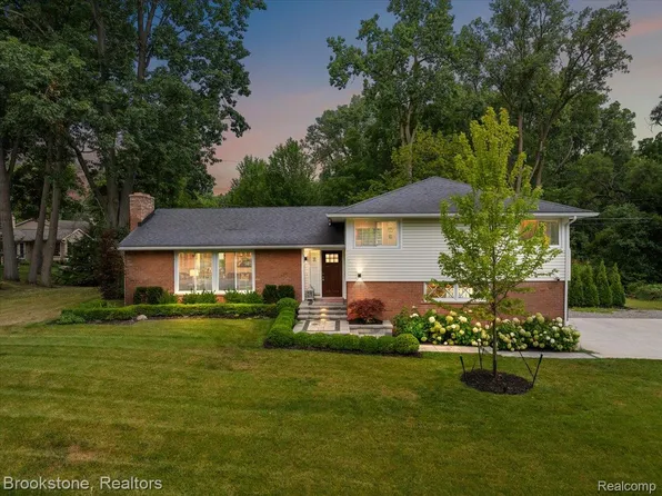 711 Hickory Heights Dr, Bloomfield Hills, MI 48304