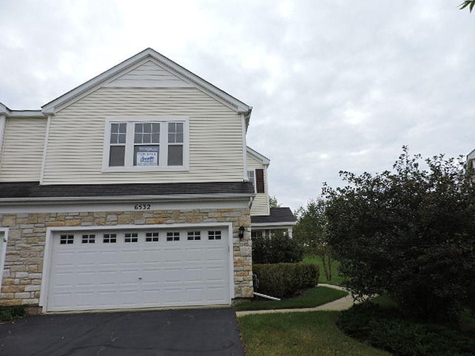 2 Car Garage 2 Bed 2.5 Bath Townhouse, End Unit with a lot of windows