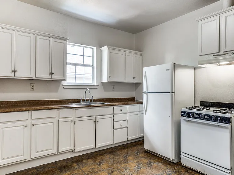 1628 Poplar St — Photo 5