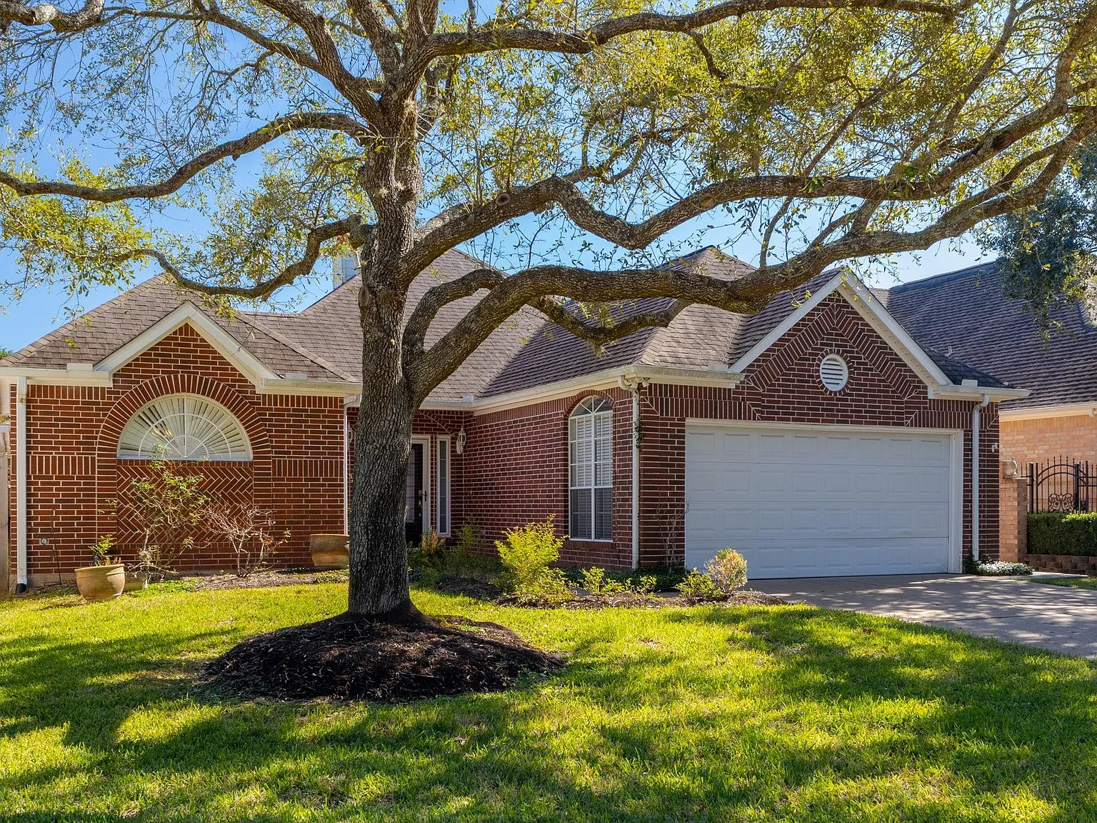3 bed, 3.0 bath, 2375 sqft, $2,450 — Photo 2
