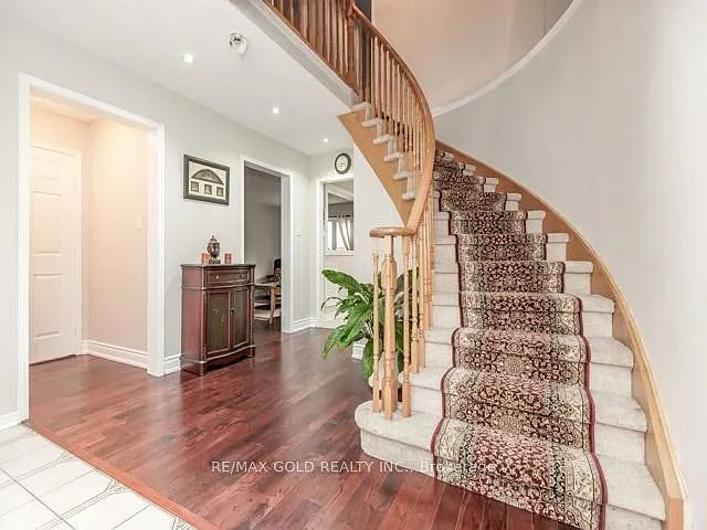 Building Photo - 110 Sunforest Dr #MAIN FLOOR