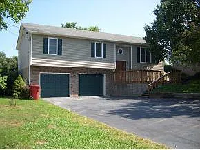 4 bed, 1960 sqft, $2,900 — Photo 1