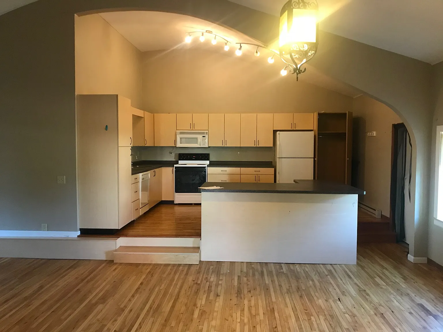 3 bed, 1400 sqft, $1,600 — Photo 2