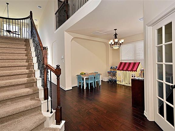 4th image of 138 Hearthshire Cir