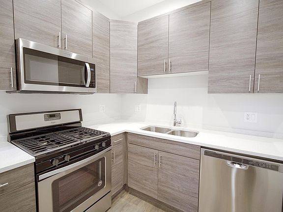 3rd image of 3223 N Hamlin Ave #2F