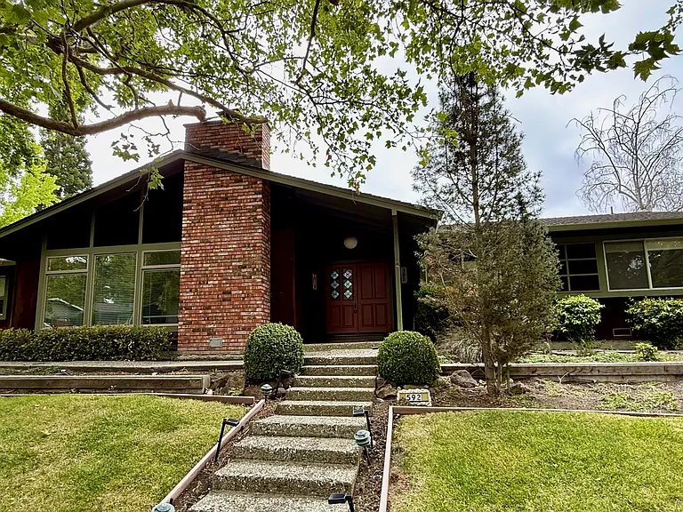 592 Old Orchard Dr — Photo 1