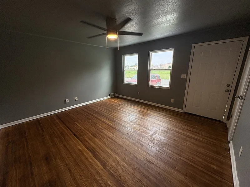 3 bed, 1.0 bath, 988 sqft, $1,200 — Photo 2