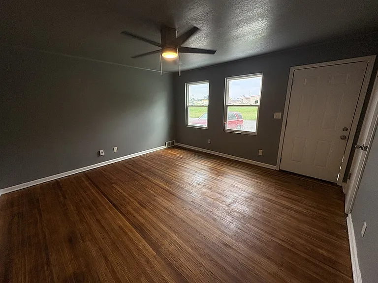 3514 N Hartford Ave — Photo 2