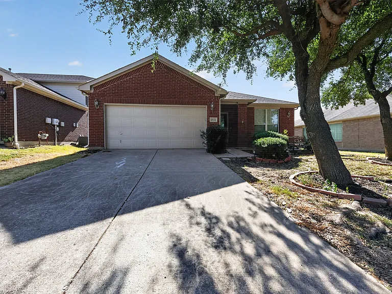 1521 Stanford Dr — Photo 2