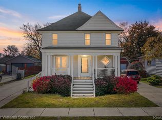 22816 Ridgeway St, Saint Clair Shores, MI 48080